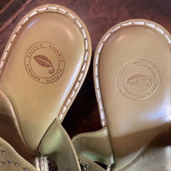NUTURE SAGE GREEN LEATHER WEDGE HEEL SANDALS SIZE 9.5 - Picture 6 of 6